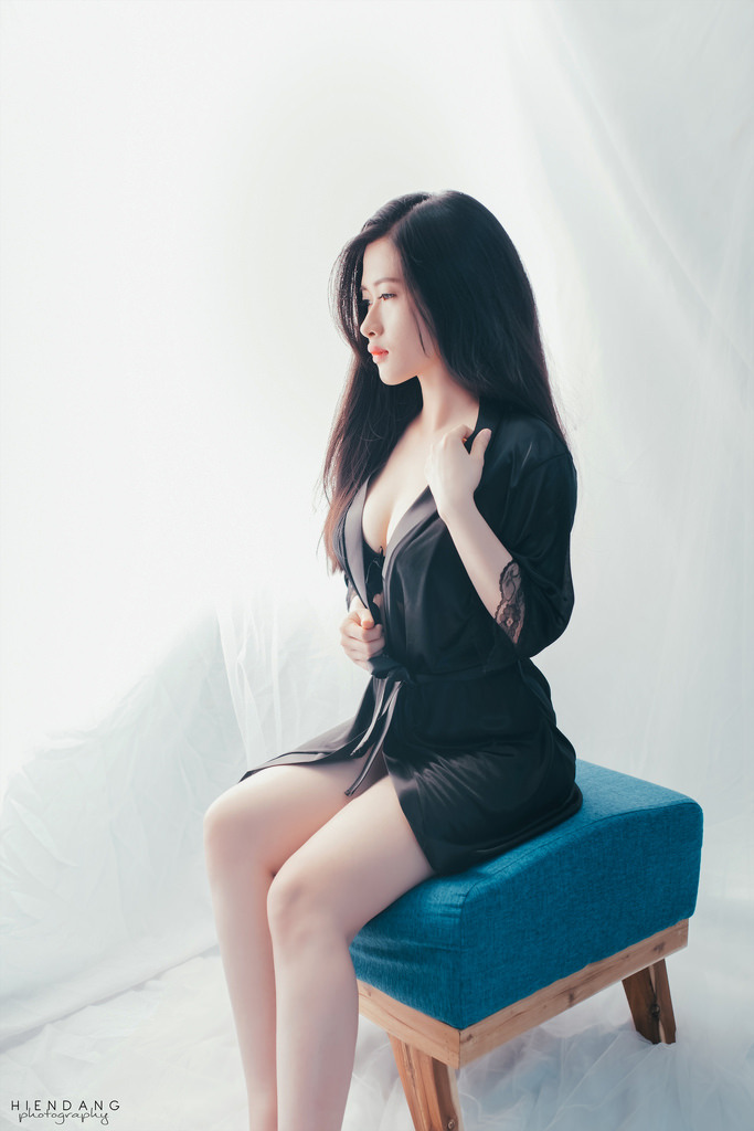 扒开她的花缝舌头伸进去视频